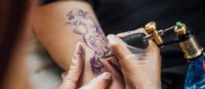 Mujer tatuando