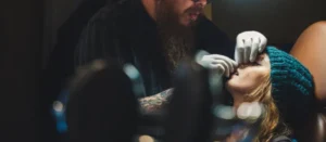 Anilladora haciendo un piercing en la oreja