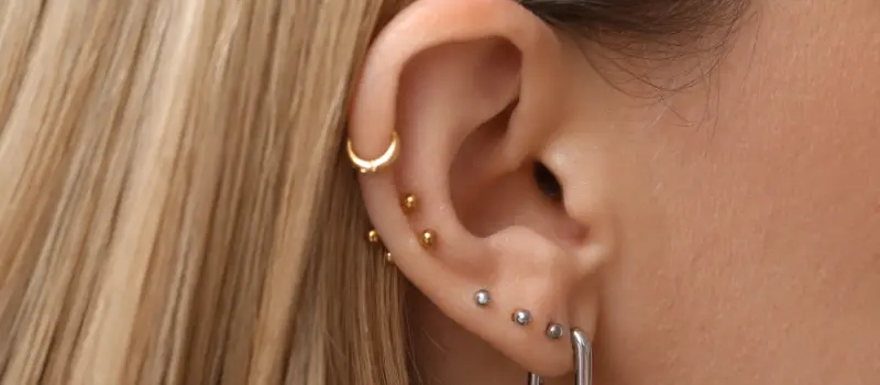 Oreja con piercings