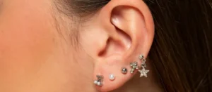 Mujer con piercings en la oreja